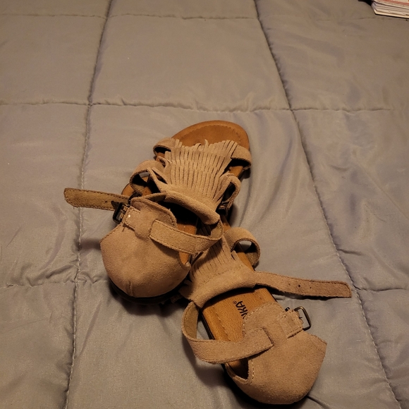 Sandles - Picture 2 of 4